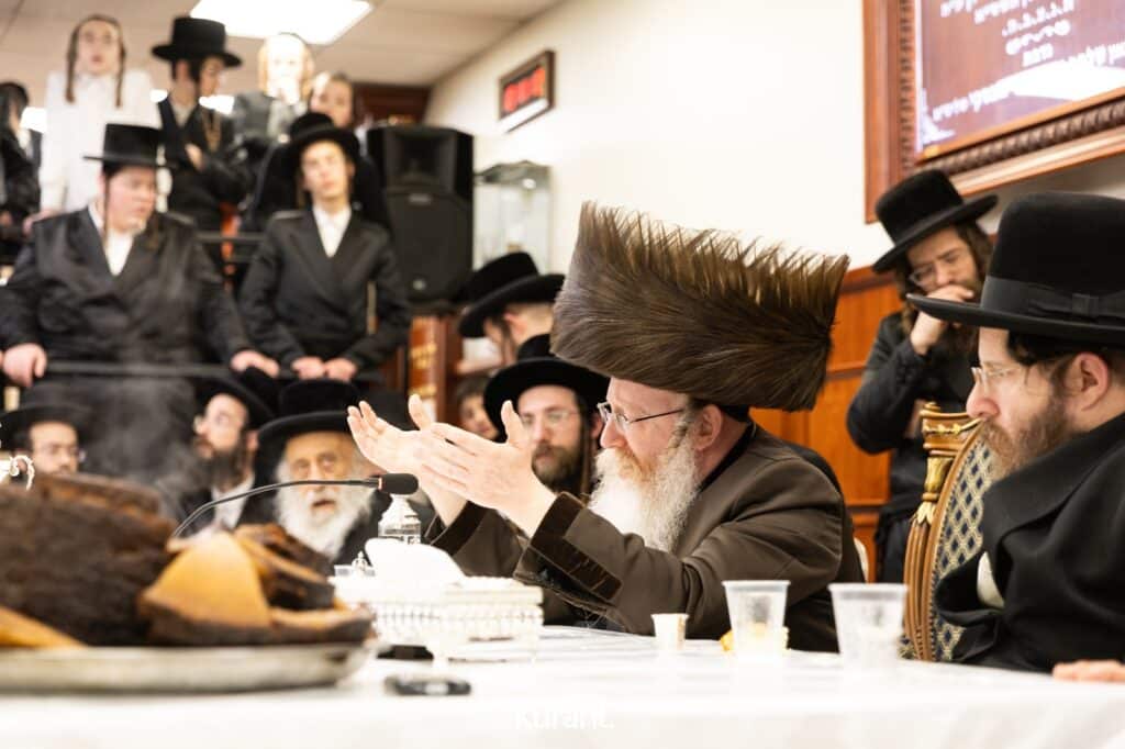 ב'יום ההודאה': האדמו"ר מקרעטשניף ק"ג ערך טיש והדלקה