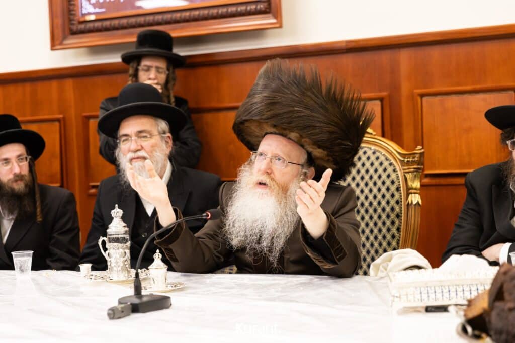 ב'יום ההודאה': האדמו"ר מקרעטשניף ק"ג ערך טיש והדלקה