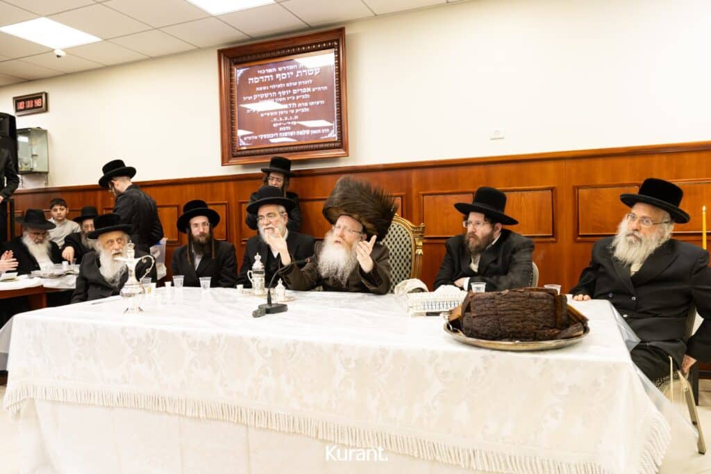 ב'יום ההודאה': האדמו"ר מקרעטשניף ק"ג ערך טיש והדלקה