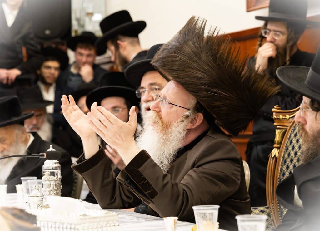 ב'יום ההודאה': האדמו"ר מקרעטשניף ק"ג ערך טיש והדלקה