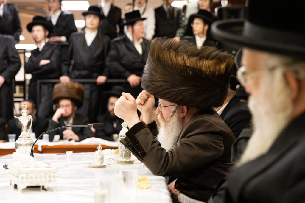 ב'יום ההודאה': האדמו"ר מקרעטשניף ק"ג ערך טיש והדלקה