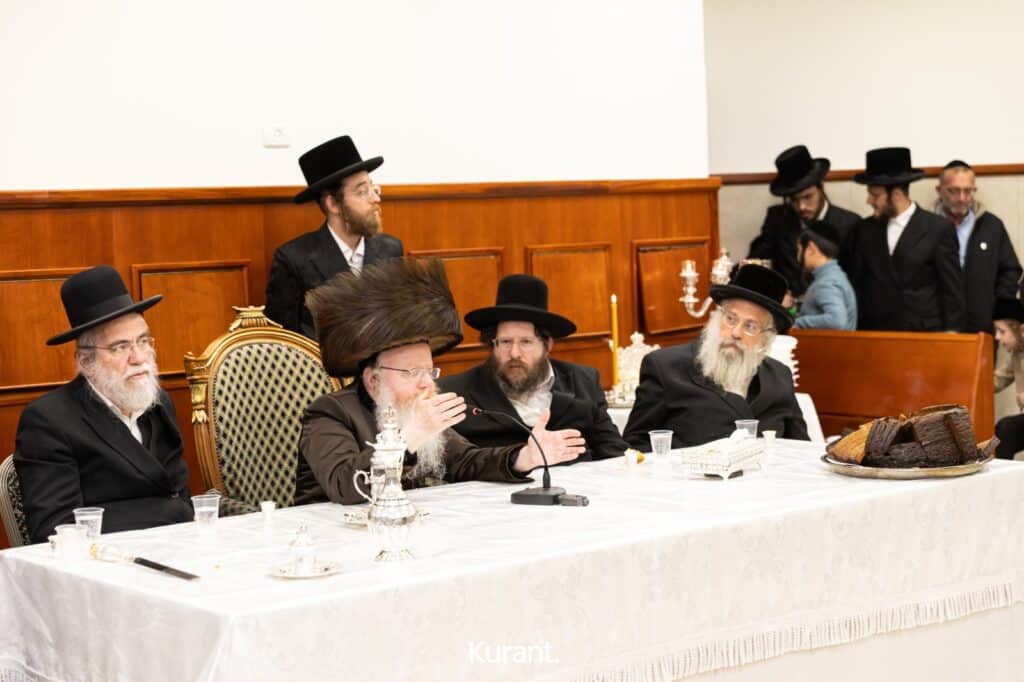 ב'יום ההודאה': האדמו"ר מקרעטשניף ק"ג ערך טיש והדלקה