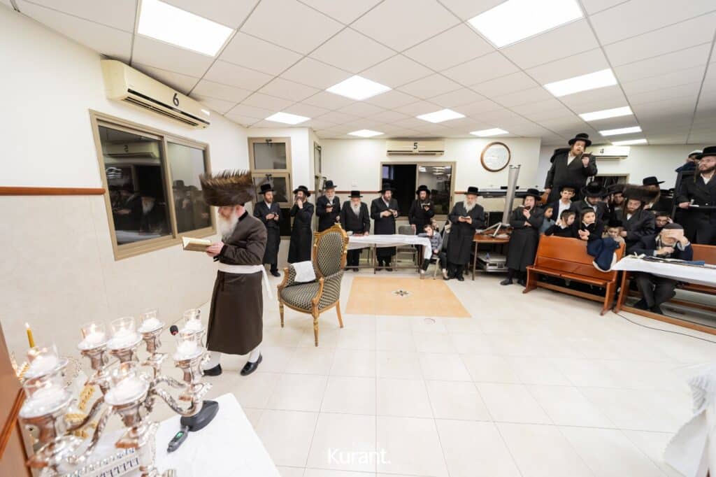 ב'יום ההודאה': האדמו"ר מקרעטשניף ק"ג ערך טיש והדלקה