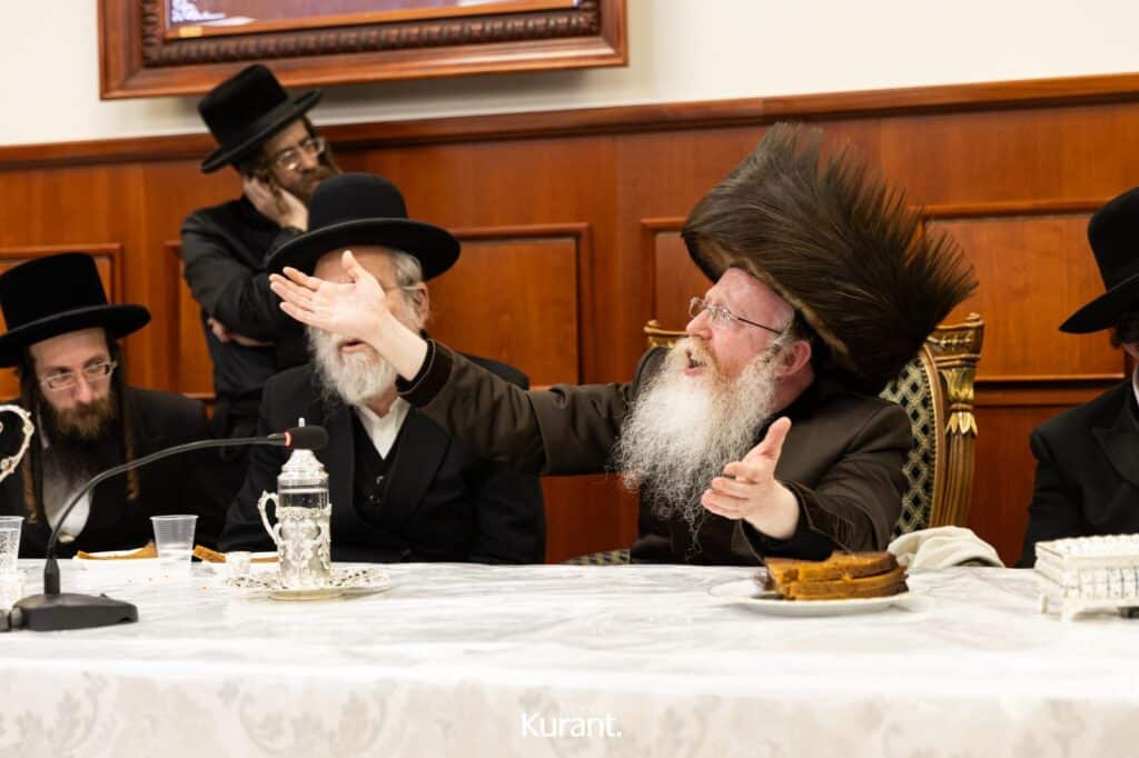 ב'יום ההודאה': האדמו"ר מקרעטשניף ק"ג ערך טיש והדלקה