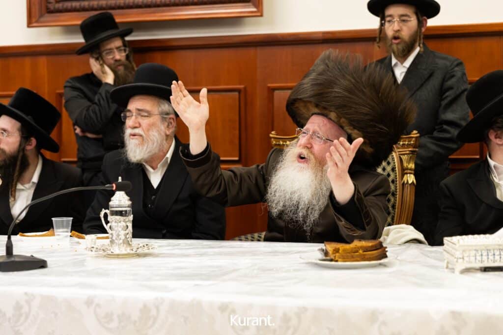 ב'יום ההודאה': האדמו"ר מקרעטשניף ק"ג ערך טיש והדלקה