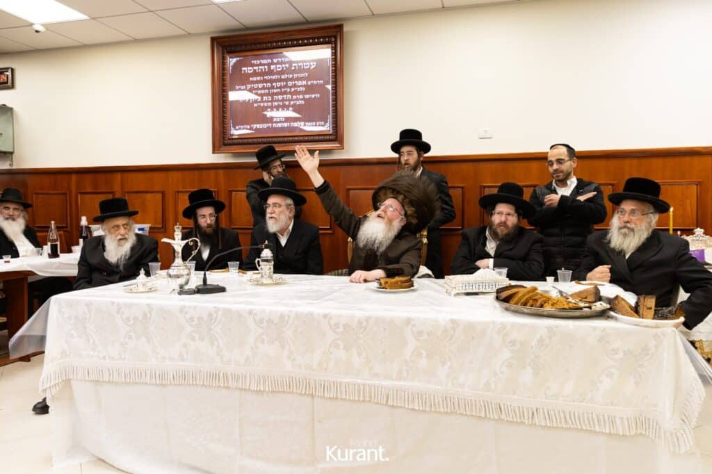 ב'יום ההודאה': האדמו"ר מקרעטשניף ק"ג ערך טיש והדלקה