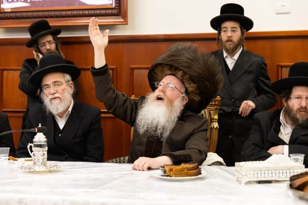 ב'יום ההודאה': האדמו"ר מקרעטשניף ק"ג ערך טיש והדלקה