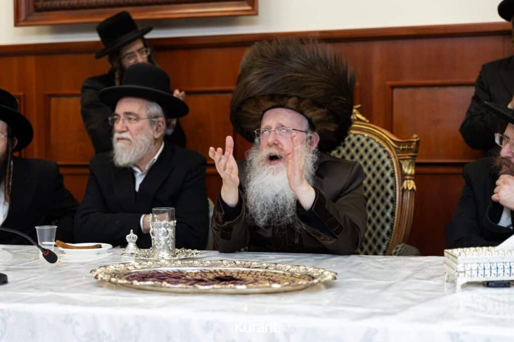 ב'יום ההודאה': האדמו"ר מקרעטשניף ק"ג ערך טיש והדלקה