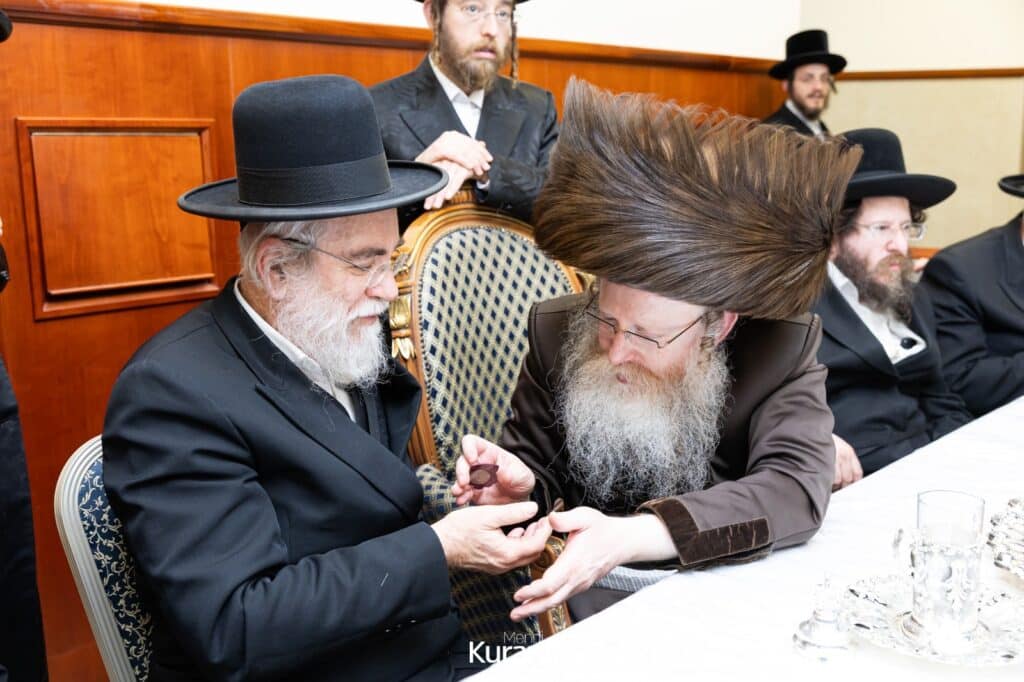 ב'יום ההודאה': האדמו"ר מקרעטשניף ק"ג ערך טיש והדלקה