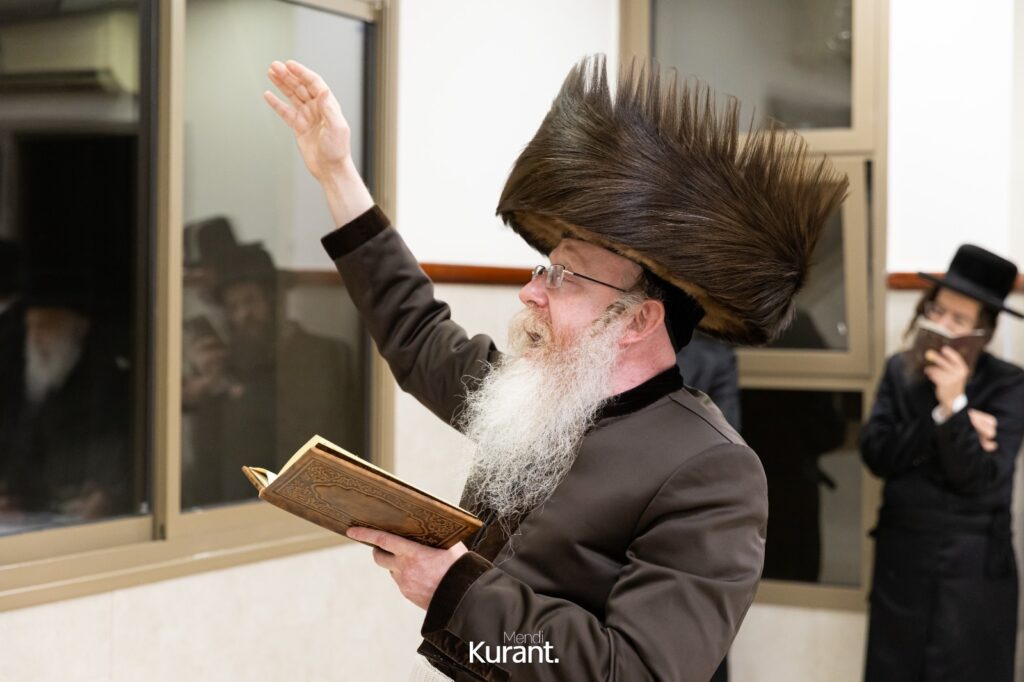 ב'יום ההודאה': האדמו"ר מקרעטשניף ק"ג ערך טיש והדלקה