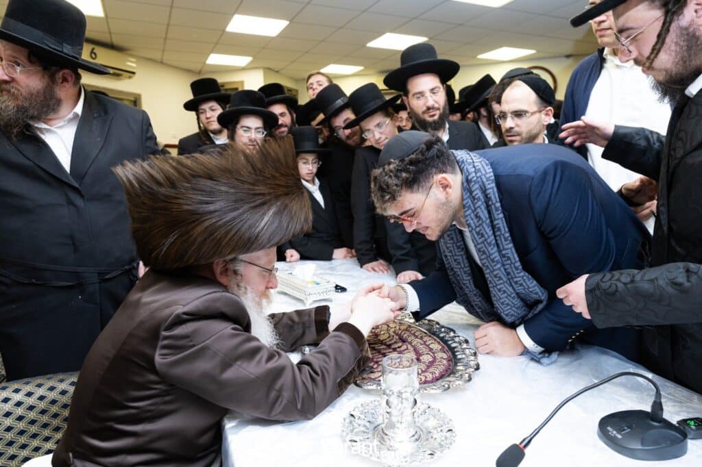 ב'יום ההודאה': האדמו"ר מקרעטשניף ק"ג ערך טיש והדלקה