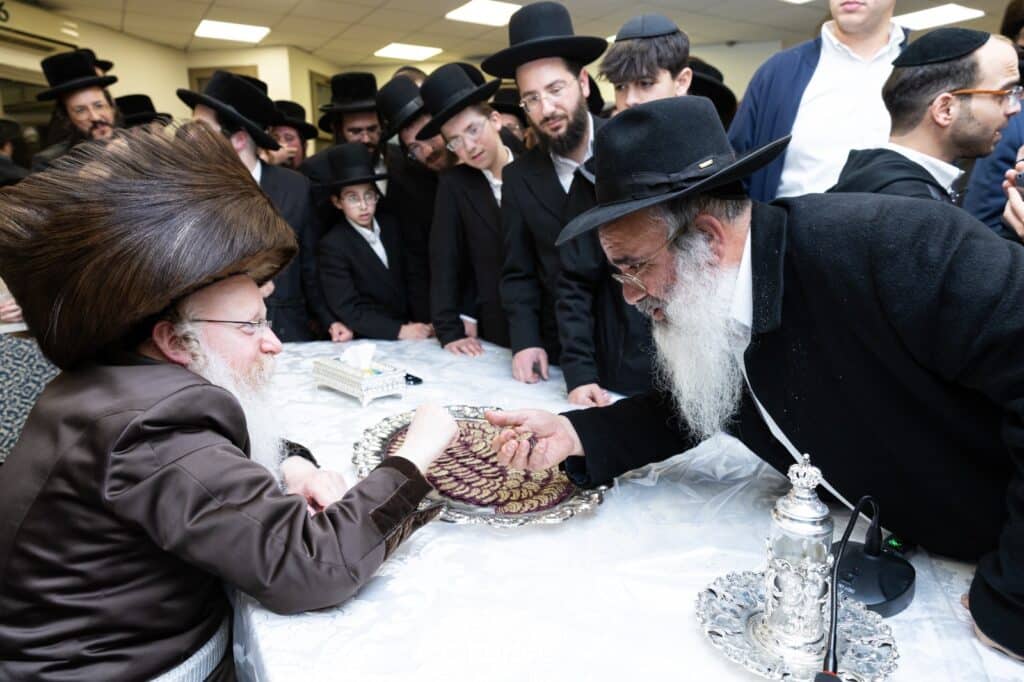 ב'יום ההודאה': האדמו"ר מקרעטשניף ק"ג ערך טיש והדלקה
