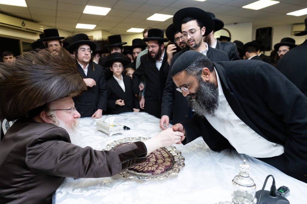 ב'יום ההודאה': האדמו"ר מקרעטשניף ק"ג ערך טיש והדלקה