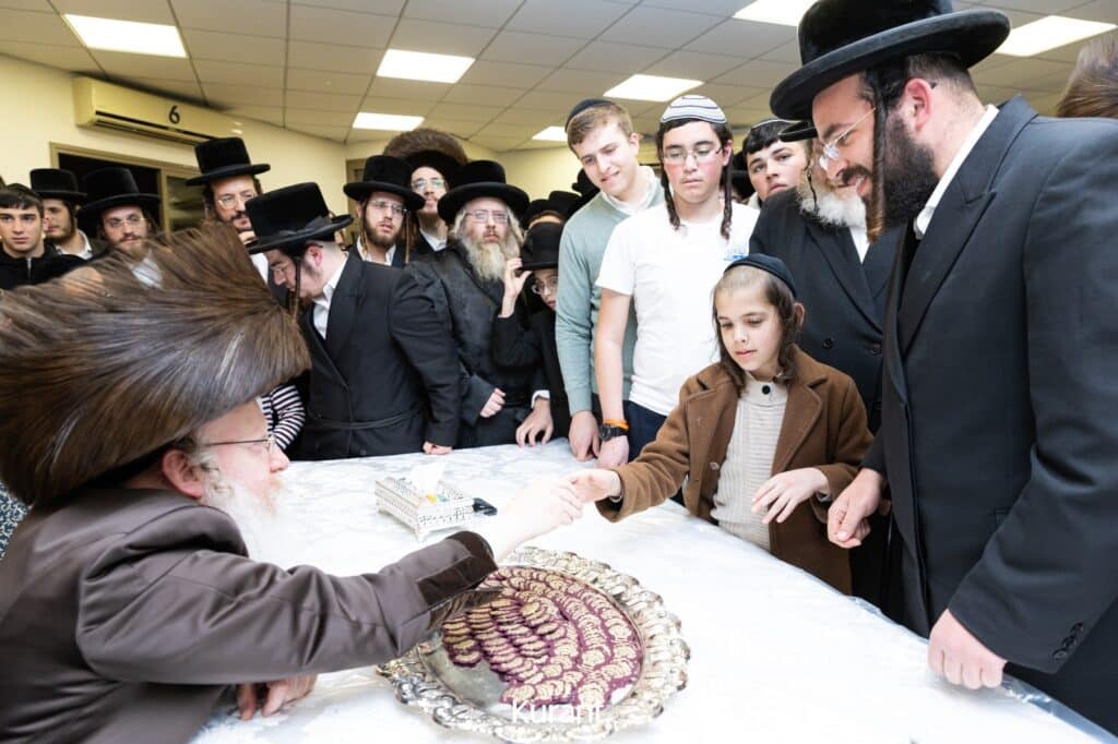 ב'יום ההודאה': האדמו"ר מקרעטשניף ק"ג ערך טיש והדלקה