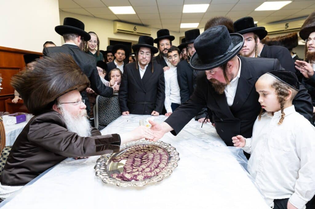 ב'יום ההודאה': האדמו"ר מקרעטשניף ק"ג ערך טיש והדלקה