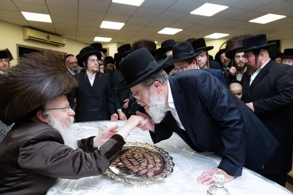 ב'יום ההודאה': האדמו"ר מקרעטשניף ק"ג ערך טיש והדלקה