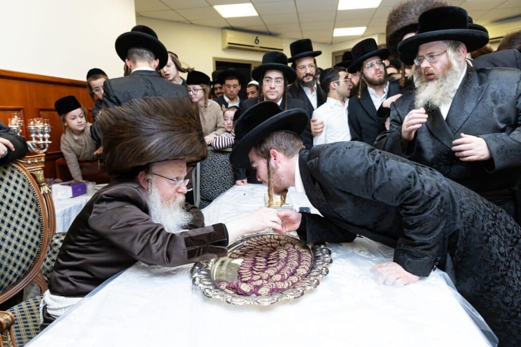 ב'יום ההודאה': האדמו"ר מקרעטשניף ק"ג ערך טיש והדלקה