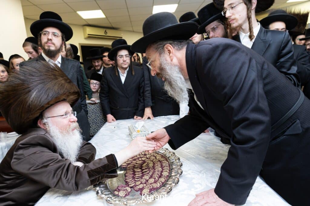 ב'יום ההודאה': האדמו"ר מקרעטשניף ק"ג ערך טיש והדלקה