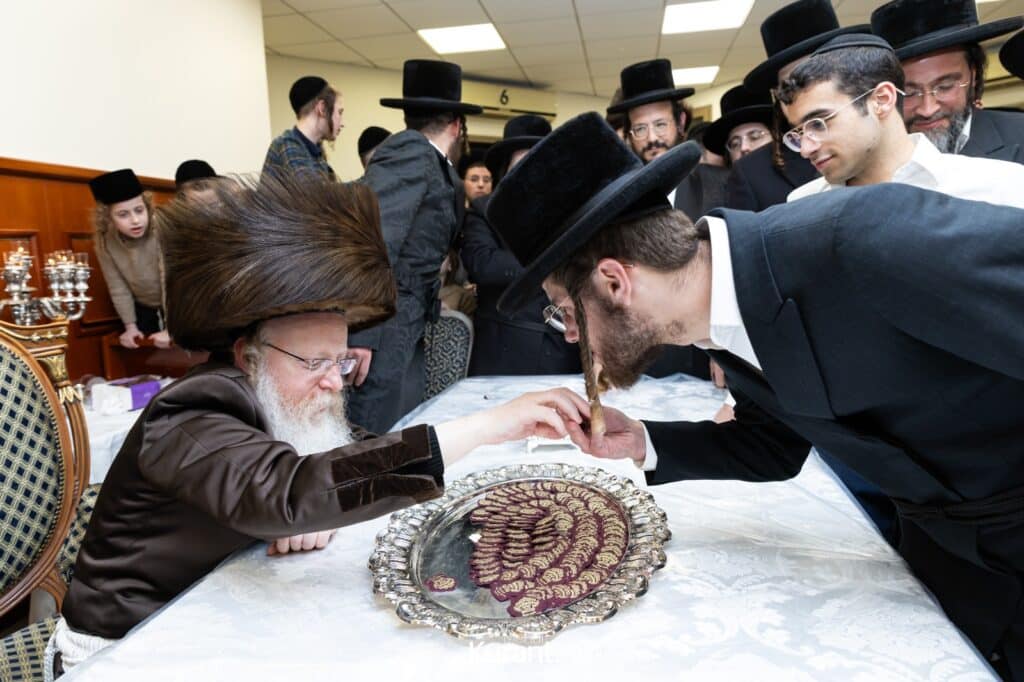 ב'יום ההודאה': האדמו"ר מקרעטשניף ק"ג ערך טיש והדלקה