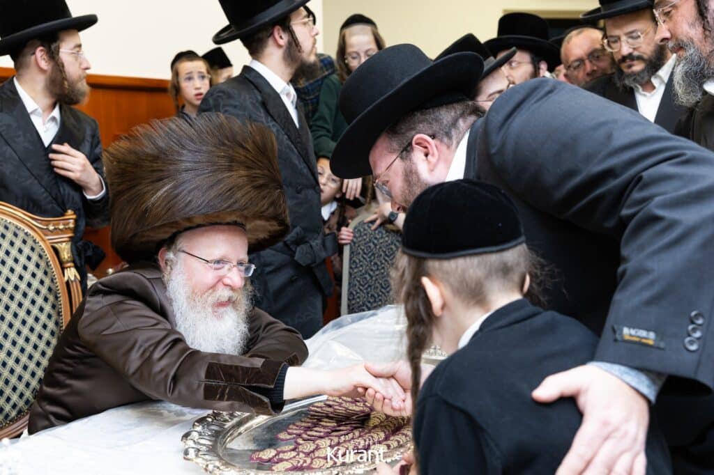 ב'יום ההודאה': האדמו"ר מקרעטשניף ק"ג ערך טיש והדלקה