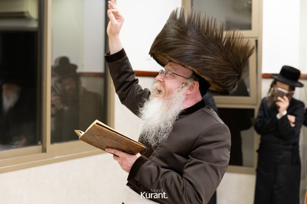 ב'יום ההודאה': האדמו"ר מקרעטשניף ק"ג ערך טיש והדלקה