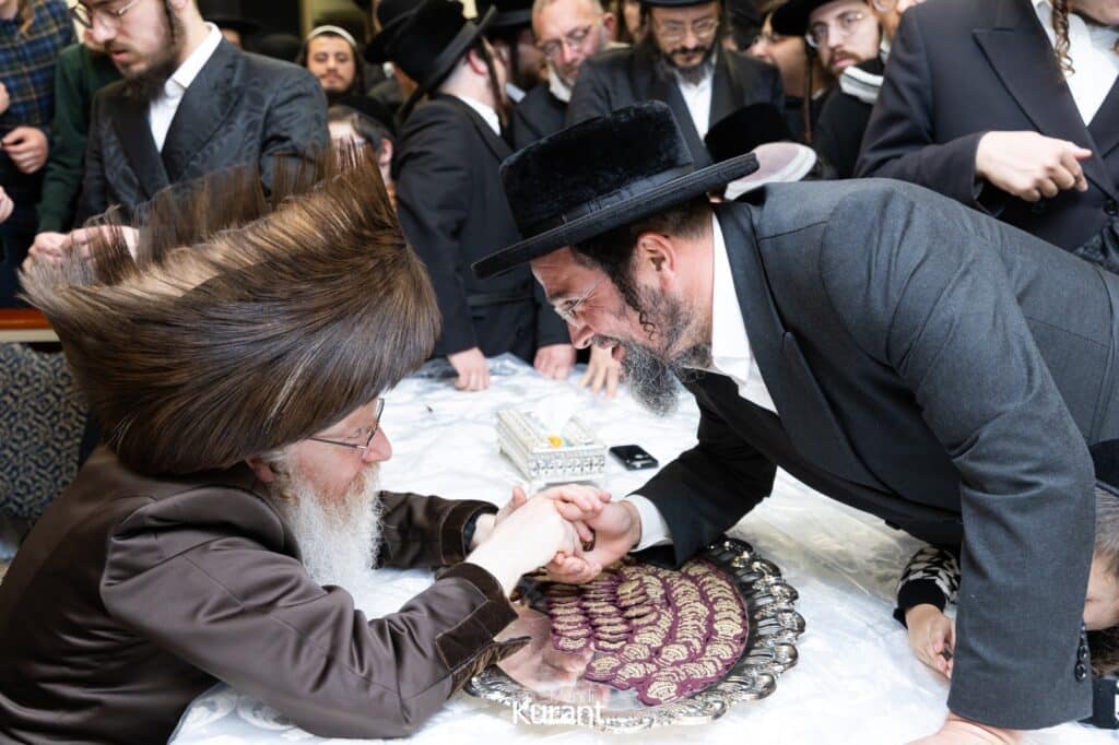 ב'יום ההודאה': האדמו"ר מקרעטשניף ק"ג ערך טיש והדלקה