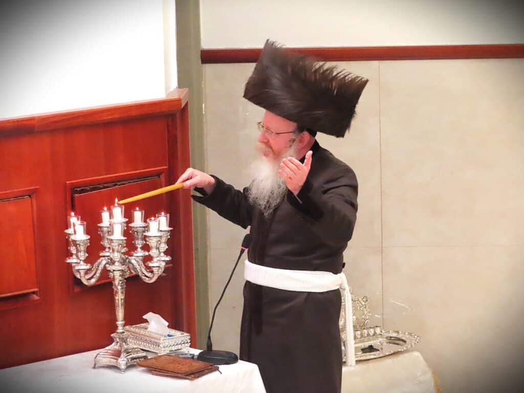 ב'יום ההודאה': האדמו"ר מקרעטשניף ק"ג ערך טיש והדלקה