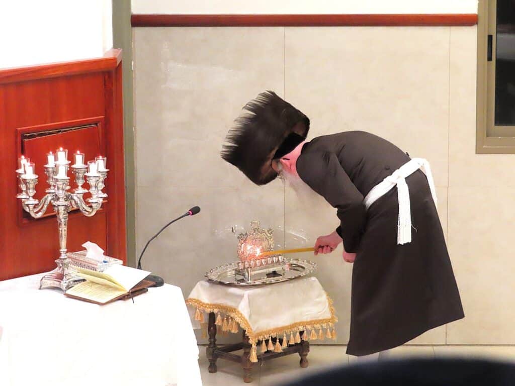 ב'יום ההודאה': האדמו"ר מקרעטשניף ק"ג ערך טיש והדלקה