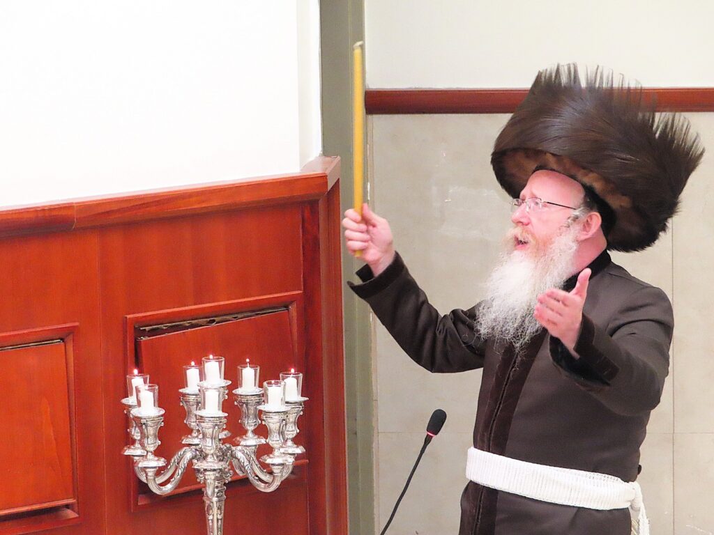 ב'יום ההודאה': האדמו"ר מקרעטשניף ק"ג ערך טיש והדלקה