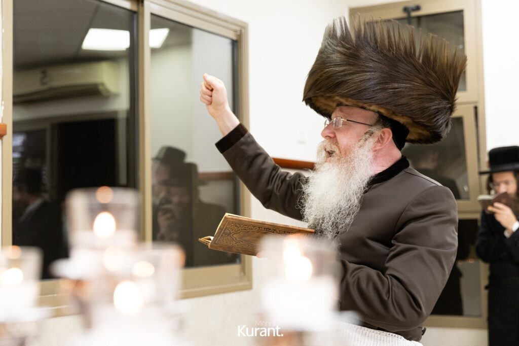 ב'יום ההודאה': האדמו"ר מקרעטשניף ק"ג ערך טיש והדלקה