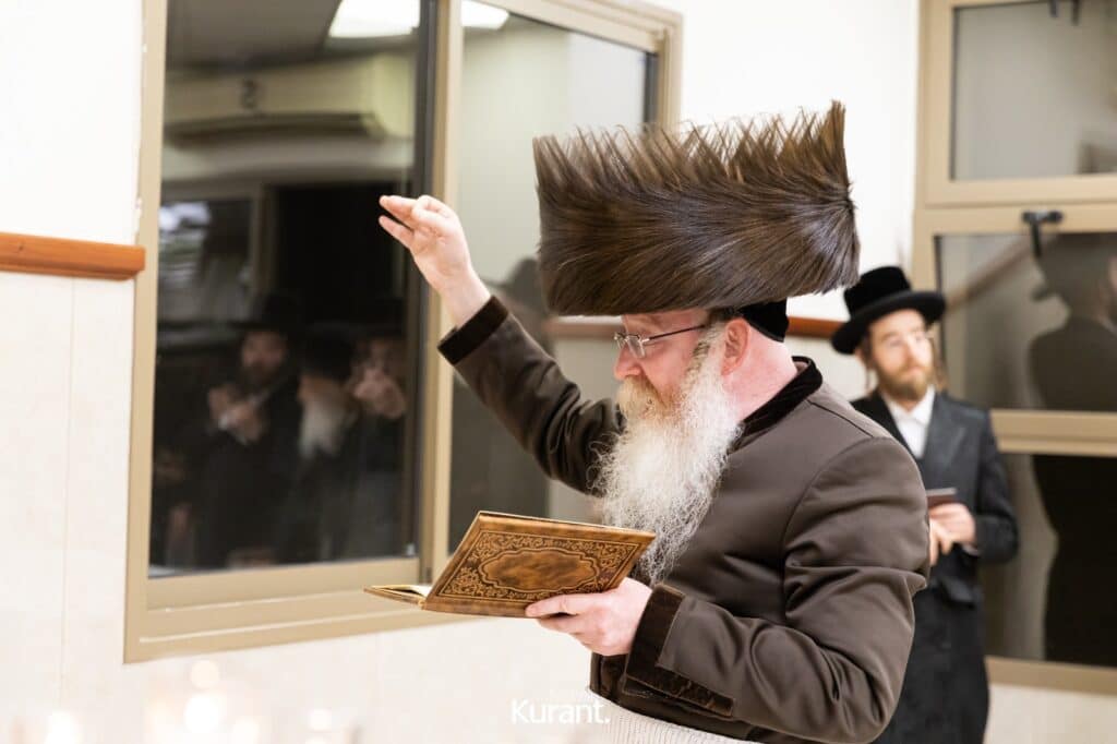 ב'יום ההודאה': האדמו"ר מקרעטשניף ק"ג ערך טיש והדלקה