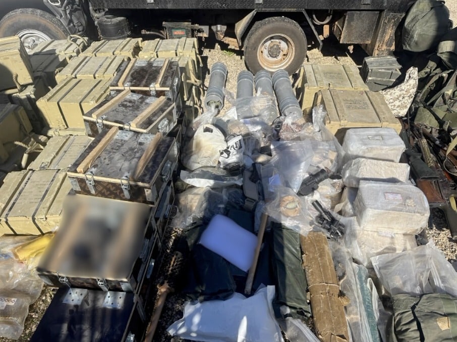 בתוך המסגד בלבנון: לוחמי צנחנים חשפו מצבור נשק מטורף