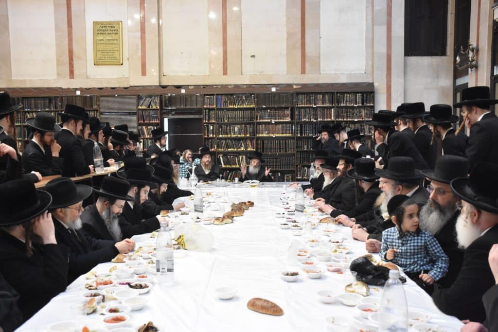 בהשתתפות החסידים: האדמו"ר מלעלוב ערך טיש לכבוד זקנו