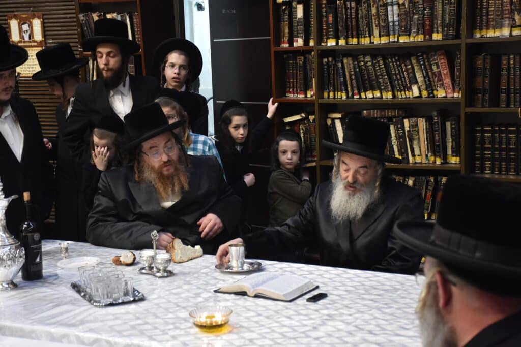 בהשתתפות החסידים: האדמו"ר מלעלוב ערך טיש לכבוד זקנו