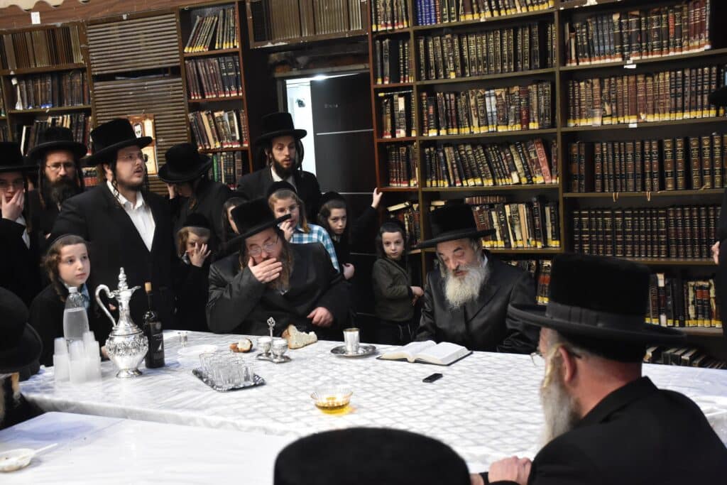 בהשתתפות החסידים: האדמו"ר מלעלוב ערך טיש לכבוד זקנו