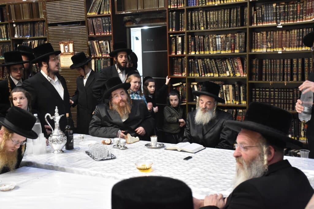 בהשתתפות החסידים: האדמו"ר מלעלוב ערך טיש לכבוד זקנו