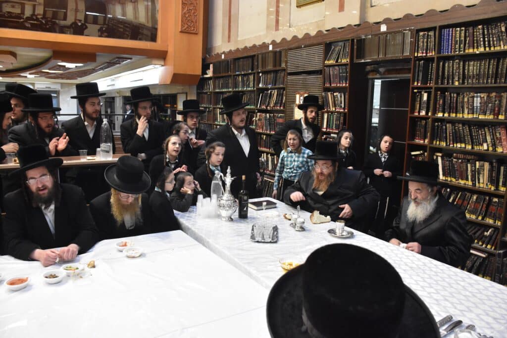 בהשתתפות החסידים: האדמו"ר מלעלוב ערך טיש לכבוד זקנו