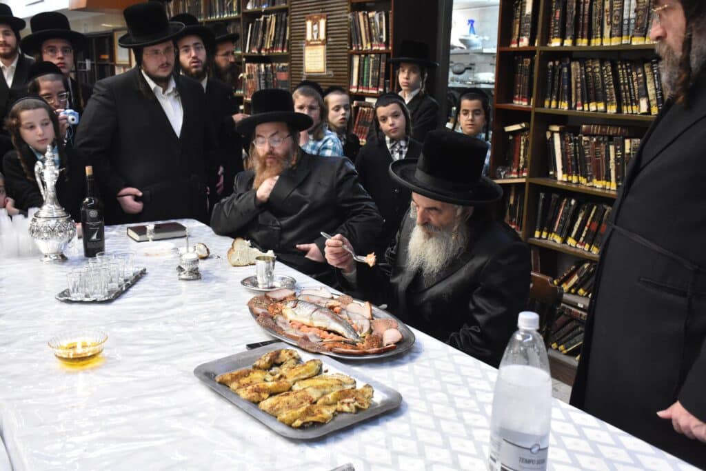 בהשתתפות החסידים: האדמו"ר מלעלוב ערך טיש לכבוד זקנו
