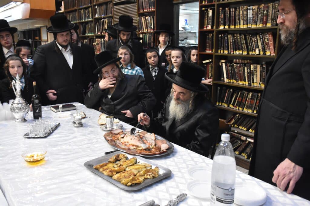 בהשתתפות החסידים: האדמו"ר מלעלוב ערך טיש לכבוד זקנו