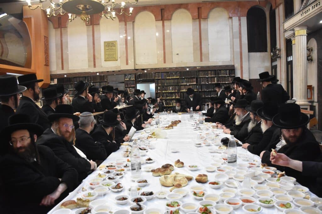 בהשתתפות החסידים: האדמו"ר מלעלוב ערך טיש לכבוד זקנו