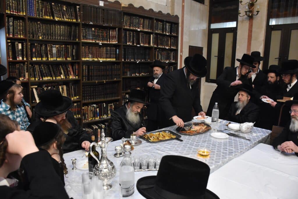 בהשתתפות החסידים: האדמו"ר מלעלוב ערך טיש לכבוד זקנו