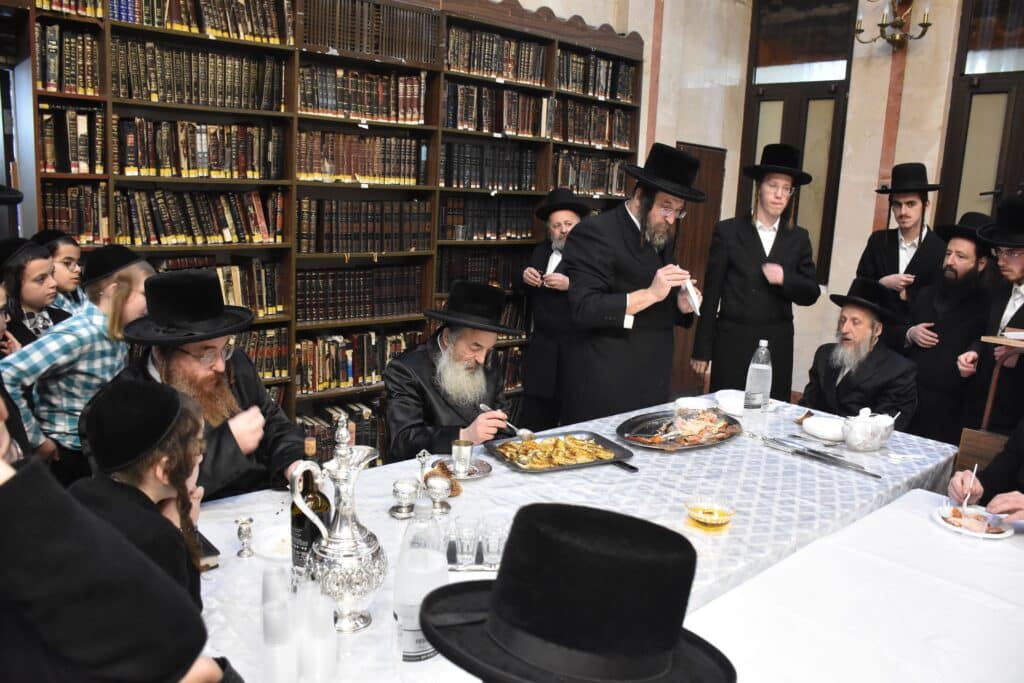 בהשתתפות החסידים: האדמו"ר מלעלוב ערך טיש לכבוד זקנו