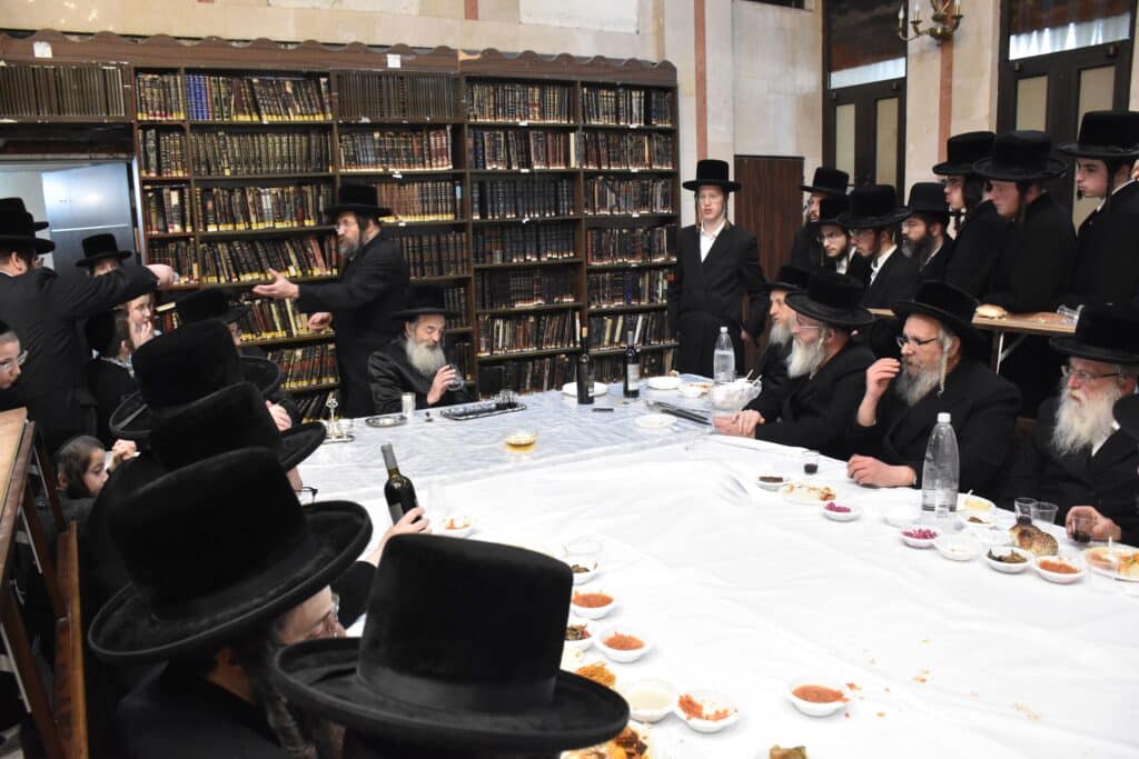 בהשתתפות החסידים: האדמו"ר מלעלוב ערך טיש לכבוד זקנו