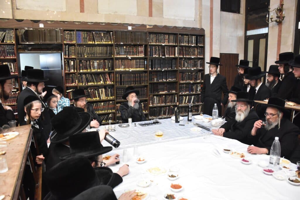 בהשתתפות החסידים: האדמו"ר מלעלוב ערך טיש לכבוד זקנו