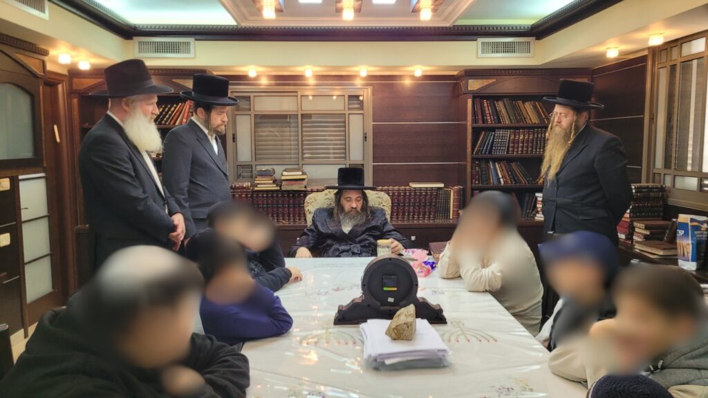 כ"ק האדמו"ר מפיטסבורג שליט"א לפעילי 'יד לאחים': "הביאו נא אליי ילדים נוספים כאלה, זה קידוש השם!"