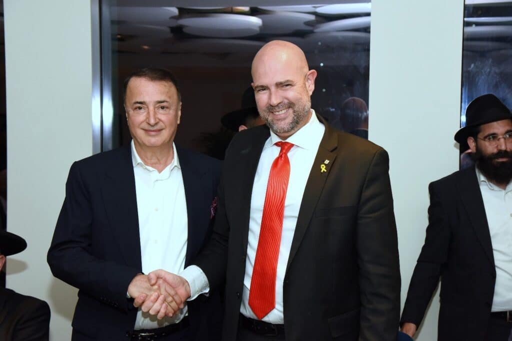 הראשל"צ והשרים עלו לברך את הנגיד ב'שבע ברכות' לבנו הראשל"צ והשרים עלו לברך את הנגיד ב'שבע ברכות' לבנו