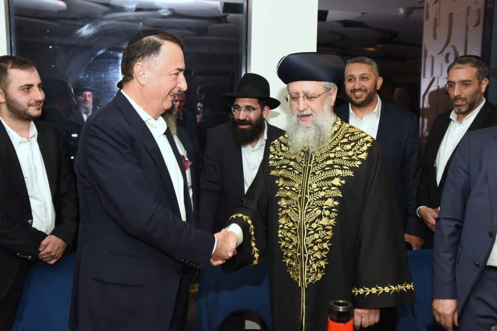 הראשל"צ והשרים עלו לברך את הנגיד ב'שבע ברכות' לבנו הראשל"צ והשרים עלו לברך את הנגיד ב'שבע ברכות' לבנו