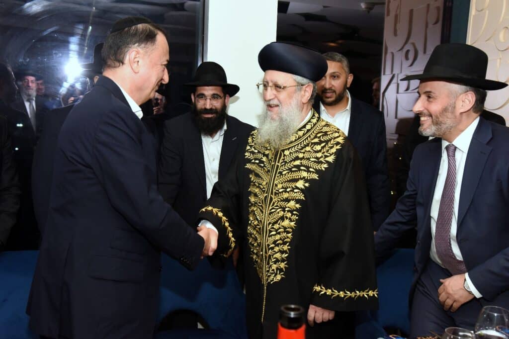 הראשל"צ והשרים עלו לברך את הנגיד ב'שבע ברכות' לבנו הראשל"צ והשרים עלו לברך את הנגיד ב'שבע ברכות' לבנו