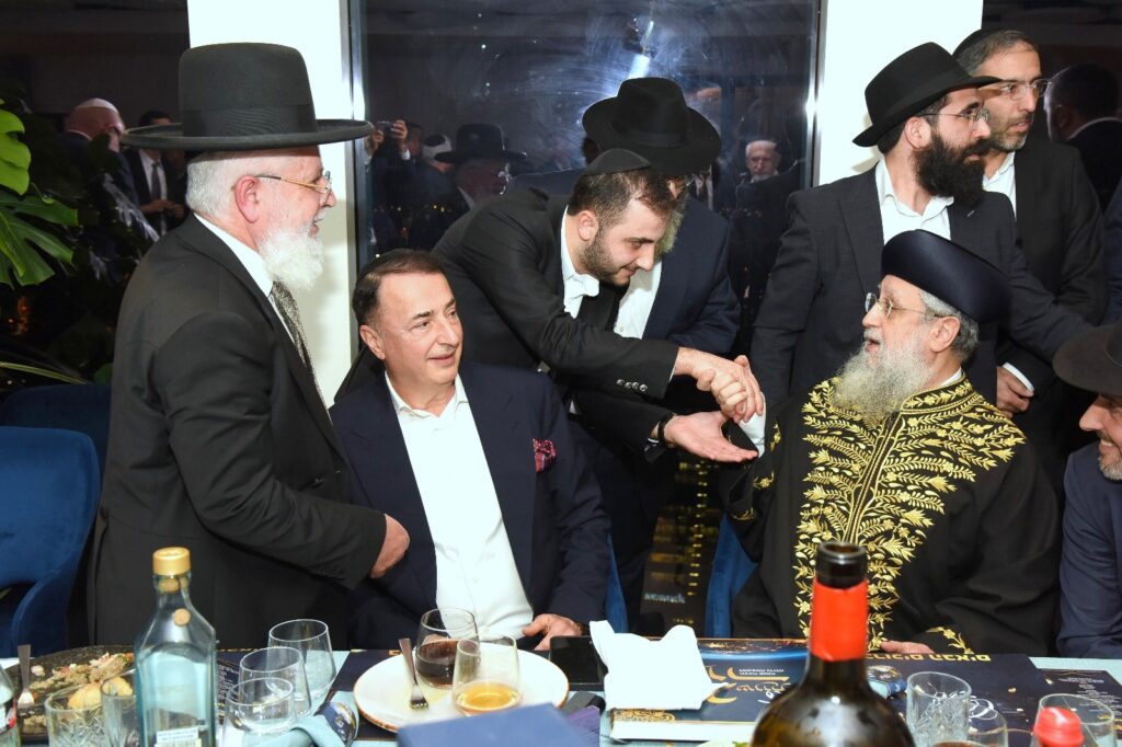 הראשל"צ והשרים עלו לברך את הנגיד ב'שבע ברכות' לבנו הראשל"צ והשרים עלו לברך את הנגיד ב'שבע ברכות' לבנו