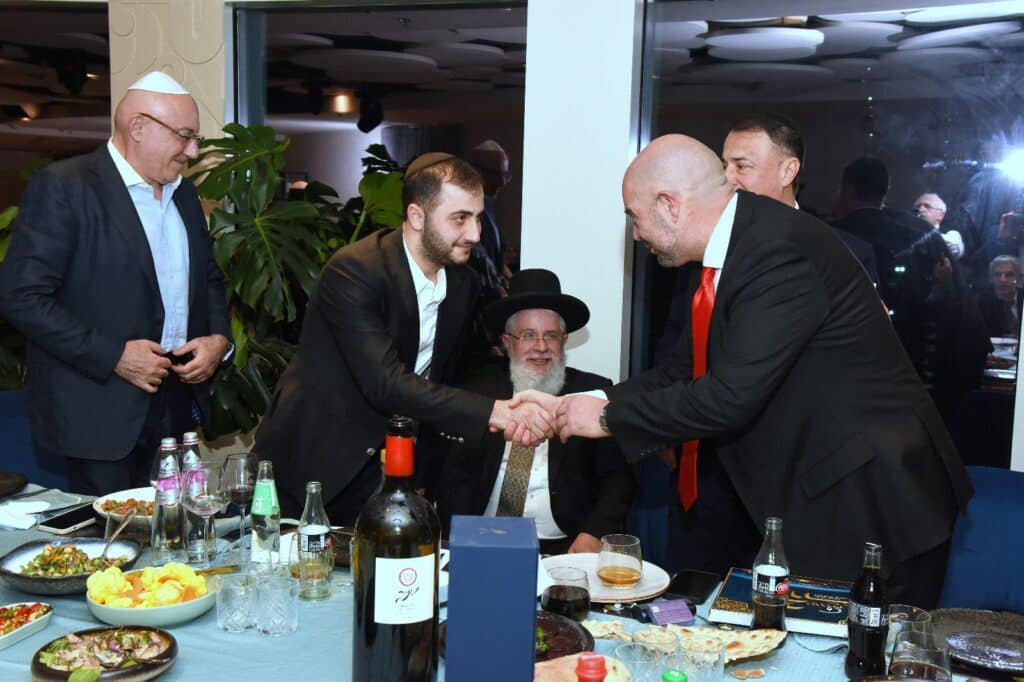 הראשל"צ והשרים עלו לברך את הנגיד ב'שבע ברכות' לבנו הראשל"צ והשרים עלו לברך את הנגיד ב'שבע ברכות' לבנו